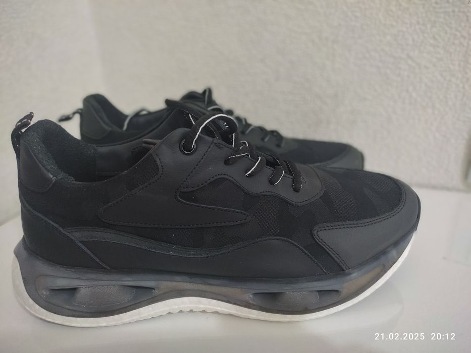 Продам новые кроссовки