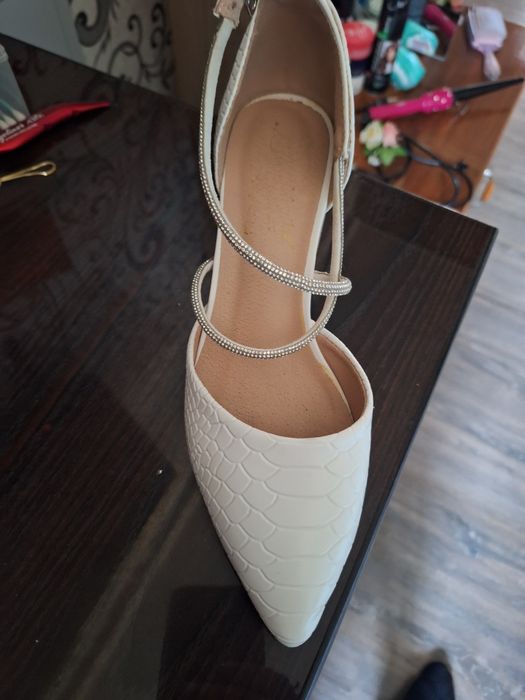 Продам туфли белый