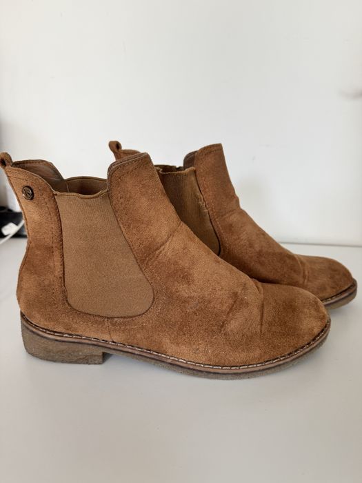 Дамски боти в актуален цвят