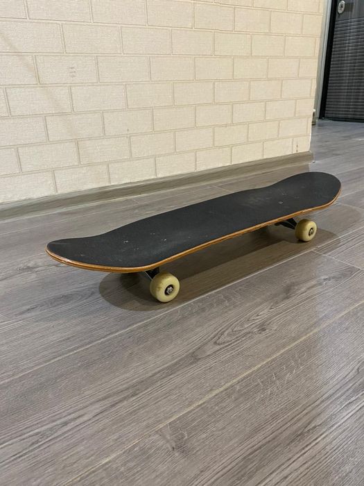 Трюковой самокат, скейтборд.