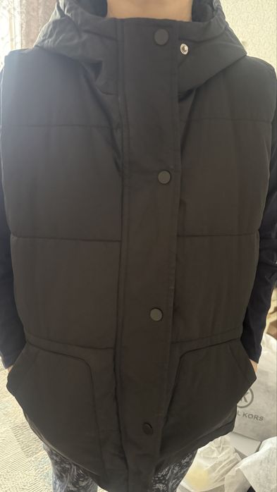 Безрукавка с капюшоном