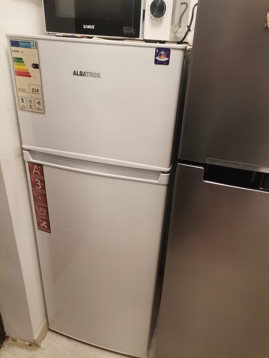 Vand 2 frigidere unul samsung unul albatros