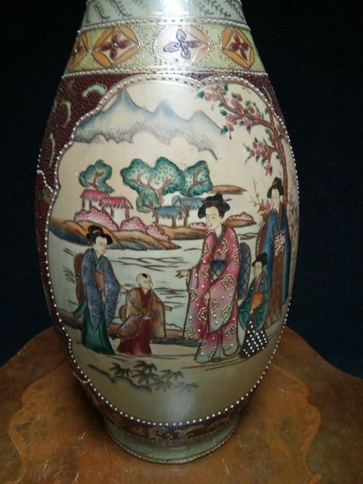 Eleganta vaza de dimensiuni impozante chinezeasca pictata integral manual ,scena specifica stilului ,stare foarte bună,h 65 cm