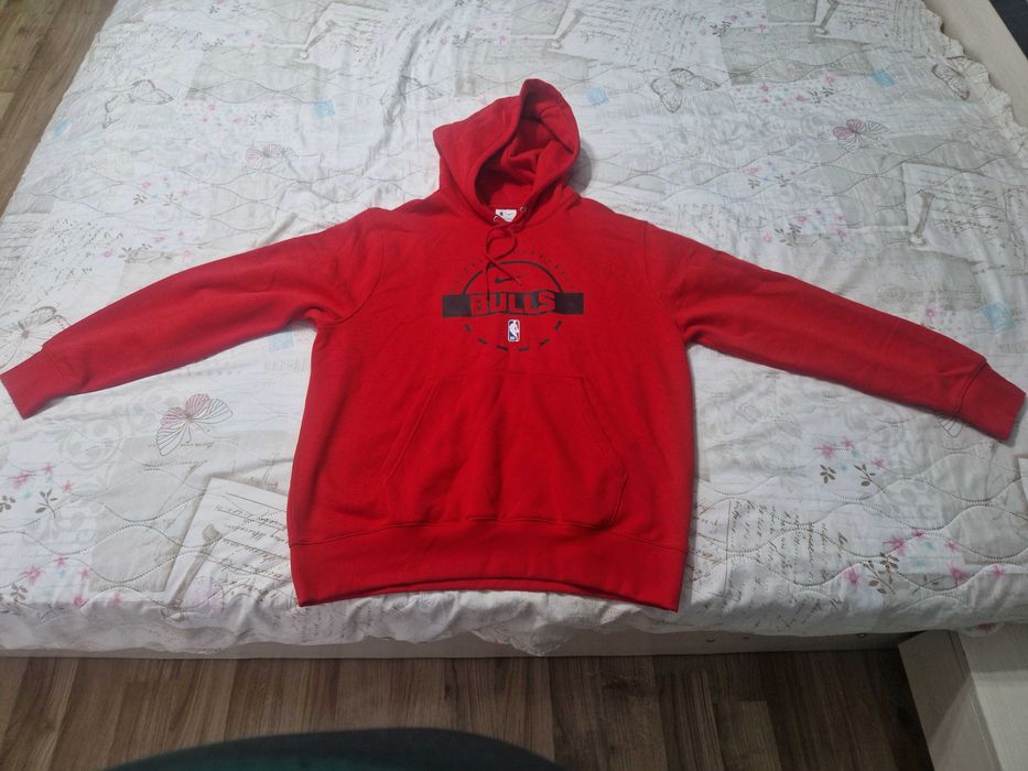 Продавам суитшарт Nike на баскетболния отбор Chikago Bulls