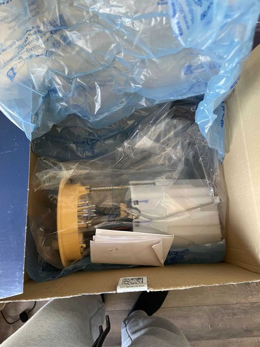 Bosch 0 986 580 827 Горивна помпа + сонда VW Passat B6 / CC – Нова