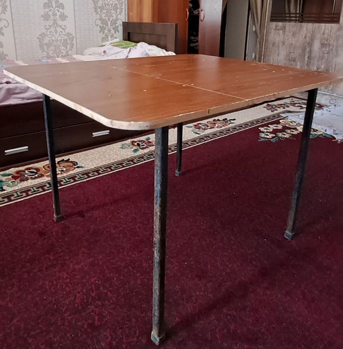 Продаётся  стол.