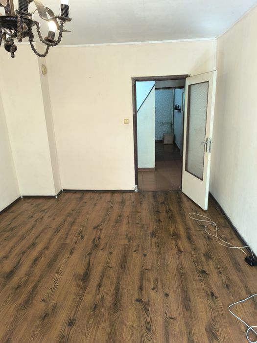 Отдавам тристаен необзаведен апартамент в кв Дървеница, София под наем, състоящ се от хол, две спални, кухня, баня, тоалетна и две сервизни помещени я