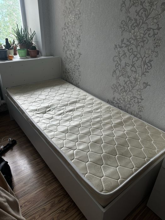 Кровать IKEA с матрасом