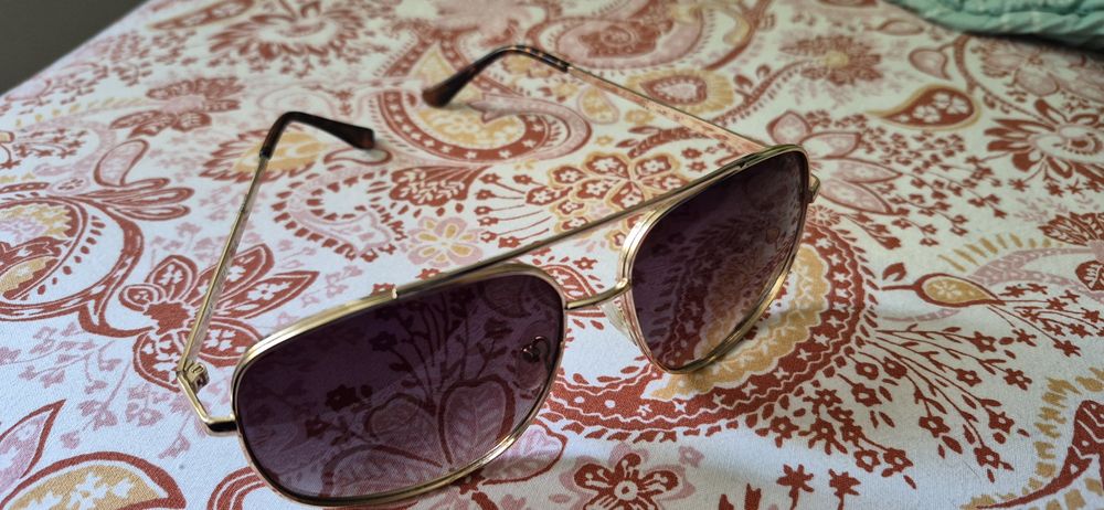 Продавам слънчеви очила