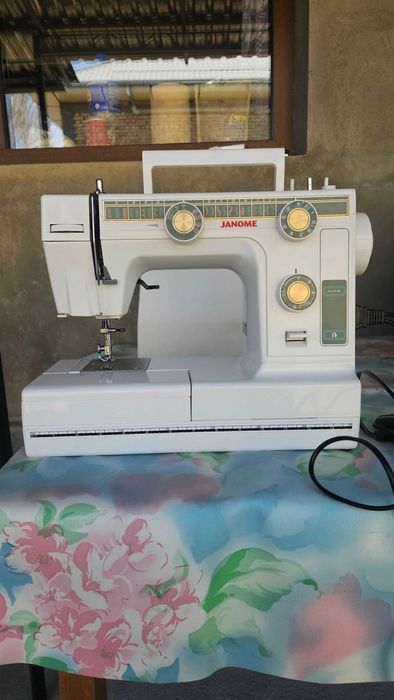 Продам швейную машинку JANOME