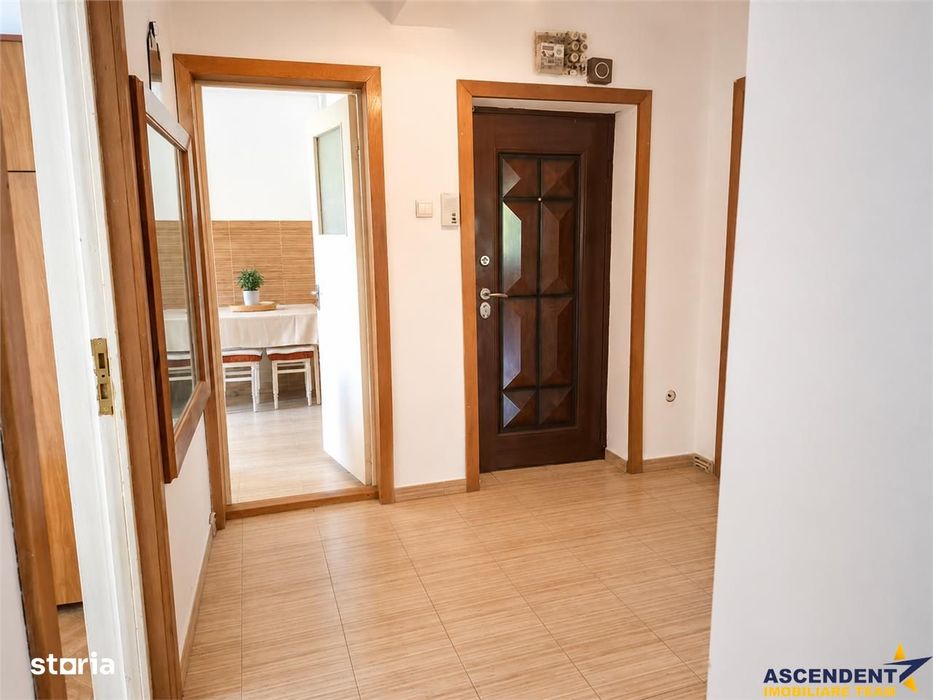 Drumul Poienii .LIvada Postei: 3 camere decomandate,2 balcoane,vedere