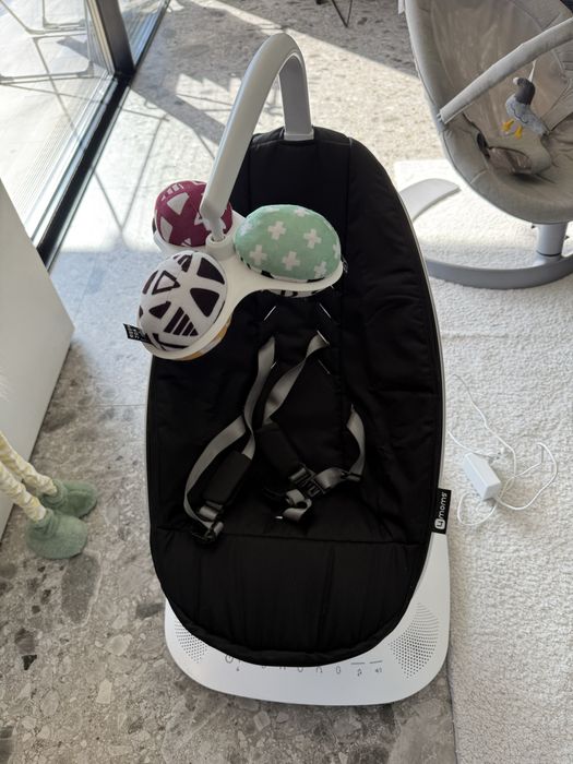 Електрическа бебешка люлка mamaRoo 4.0 Classic черно