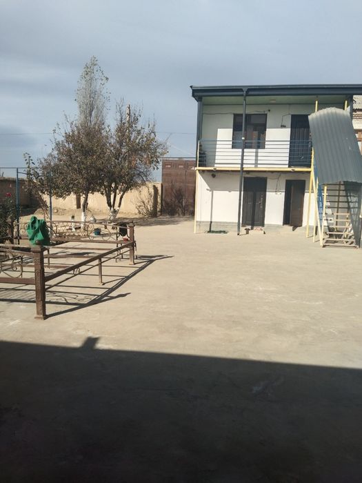 2 qavatli kotej havli sotiladi