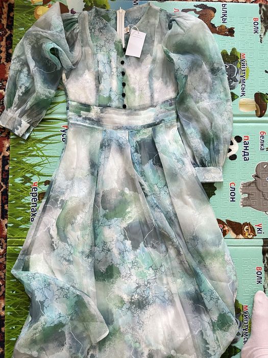 Продам платье, абсолютно новое, в размере М