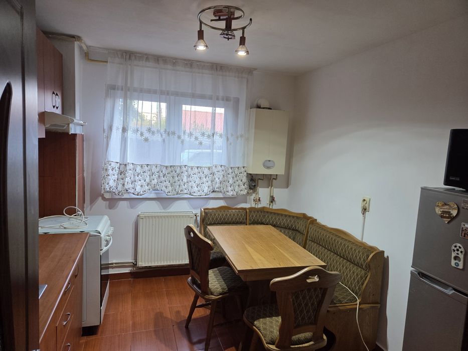 Inchiriez apartament micro 4
