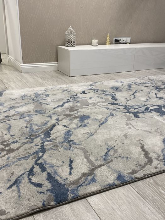 Covor modern, gri cu imprimeu bleumarin