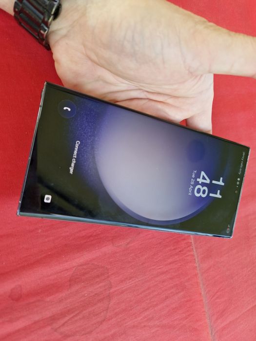 -Samsung S23Ultra 256Gb 8Ram Black stare foarte buna semne fine poze reale doar telefonul nici o restrictie,
-Am mai multe anunturi pe asest