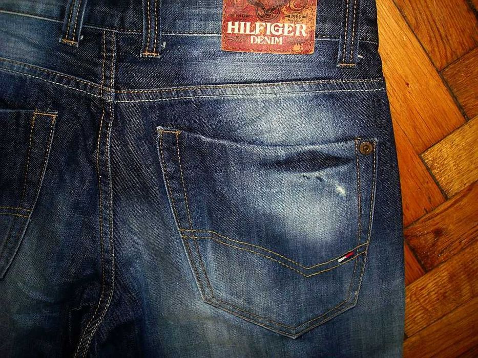 Blugi Tommy Hilfiger W 33xL32 (talie 86cm, lungime 104cm).
