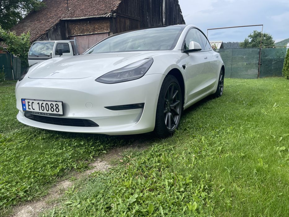 Tesla Model 3 Long Range 2021 POMPA DE CALDURA ,510 km cu 100 % baterie NU SUNT INTERESAT DE SCHIMBURI!! iar prețul este NEGOCIABIL LA FATA LOCULUI!!