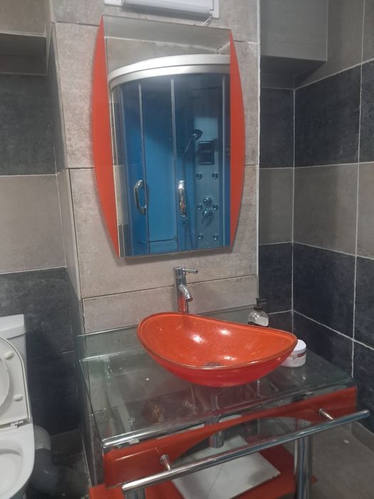 Chiuvetă baie cu măsuță și oglindă