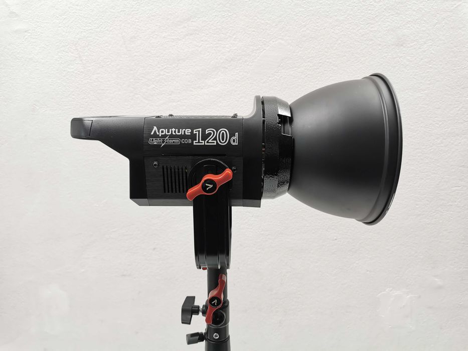 Aputure Light Storm COB 120D диодно постоянно осветление