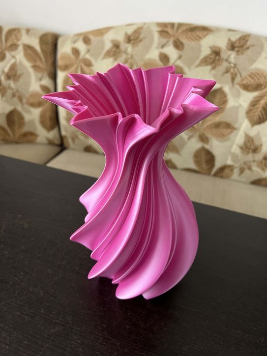 Vaza roz satinat model spiralat