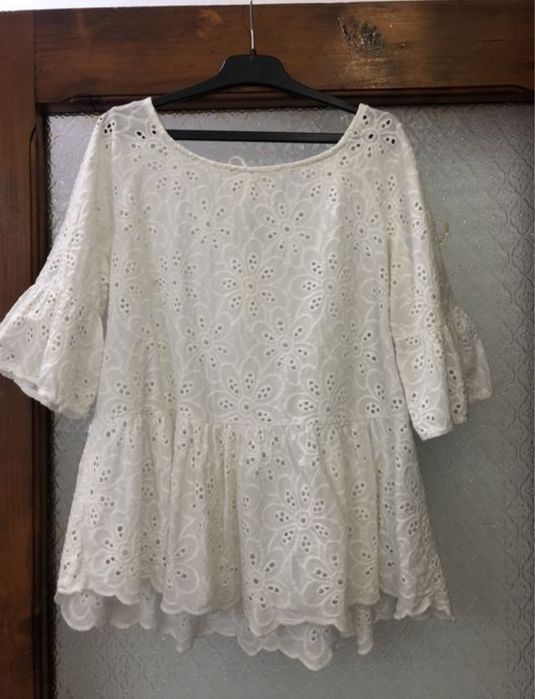 Bluză elegantă cu decupaj la spate