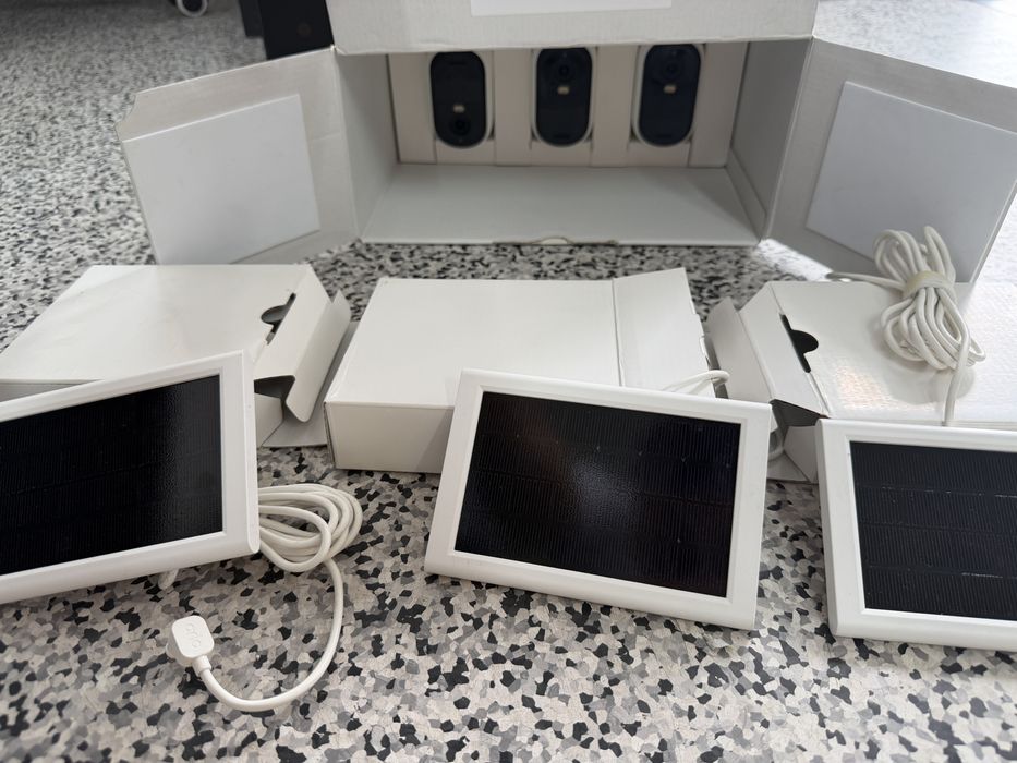 Set 3 camere Arlo Essential 2K + 3 panouri silare