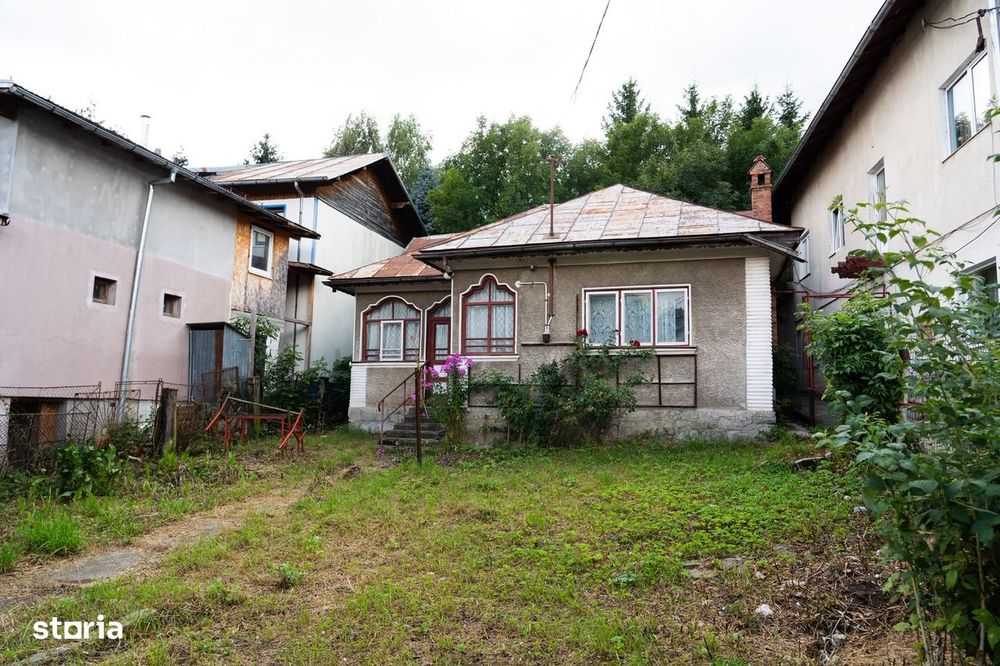 casa ,singur in curte