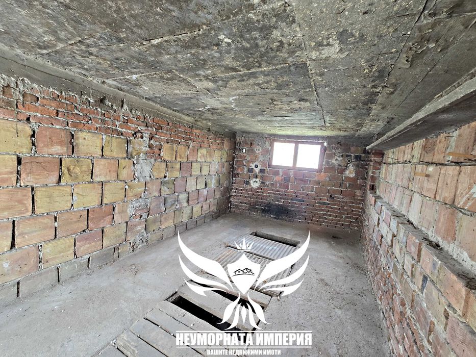 Продавам двустаен апартамент с площ от 40кв.м. на партер с гараж 20кв.м. в град Асеновград квартал Изток