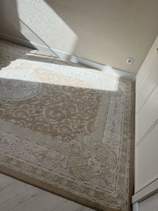 Продам ковер бежевый плотный 2 на 3