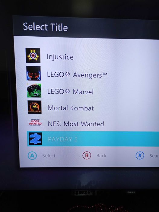 Продавам Xbox 360 с 2 джойстика с 33 игри