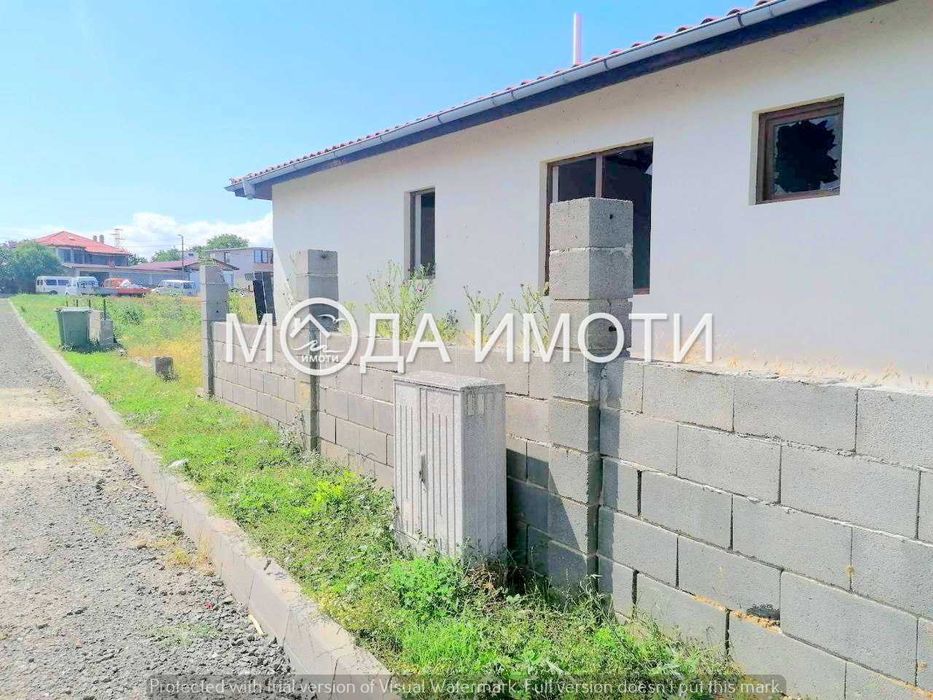 Инвестиционна възможност: Незавършен проект с 3 бунгала и  басейн.