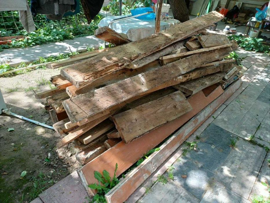 Длинные доски и кирпичи