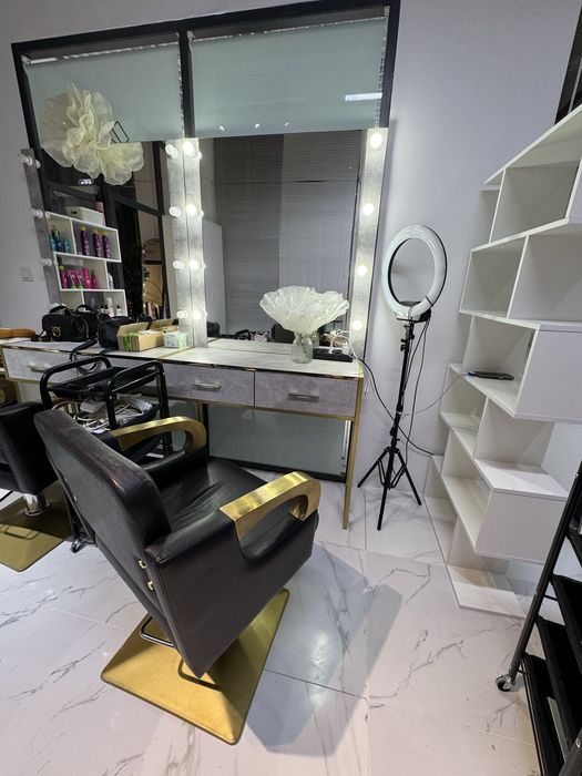 Продам 2 шт кресло парикмахерское