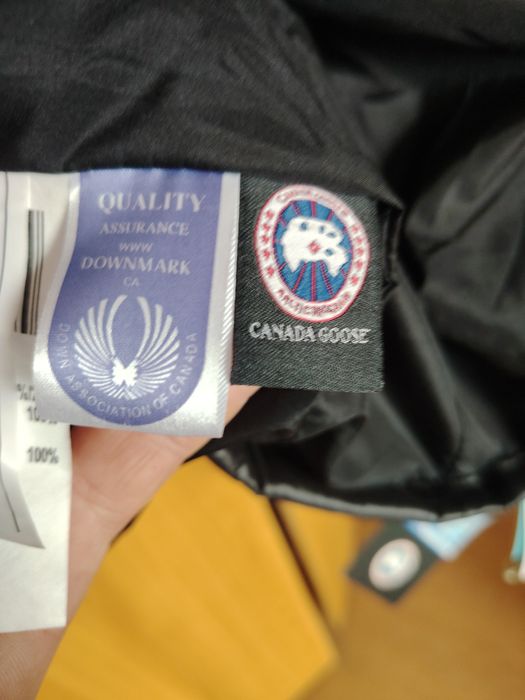 Vînd geacă  damă Canada Goose -marinea  M.  nouă !