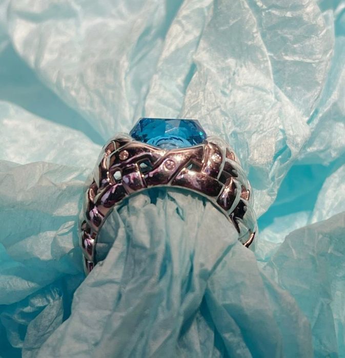 Шикарное золотое кольцо с топазом