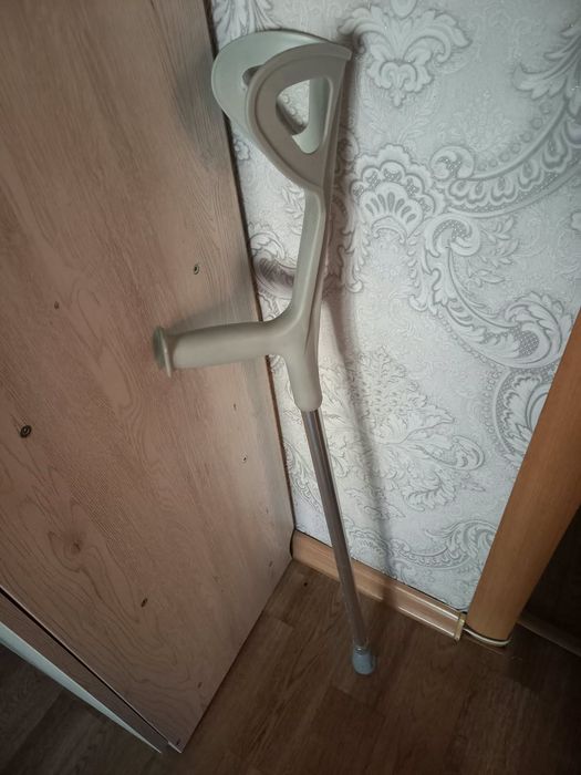 Ходунок , биотуалет , костыль