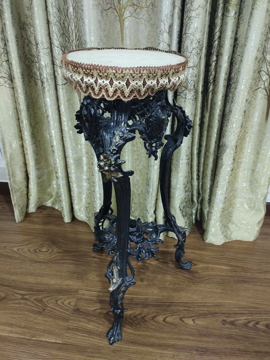 Старинный столик