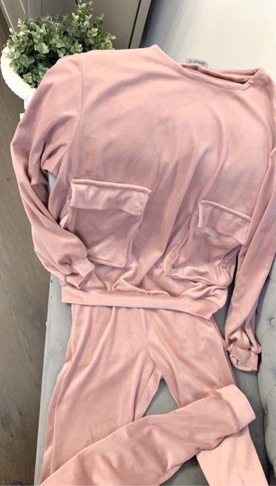 Trening catifea rose, cu buzunare, material fin,placut la atingere,nou
