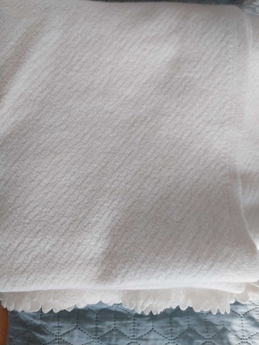 Вълнено бяло одеало