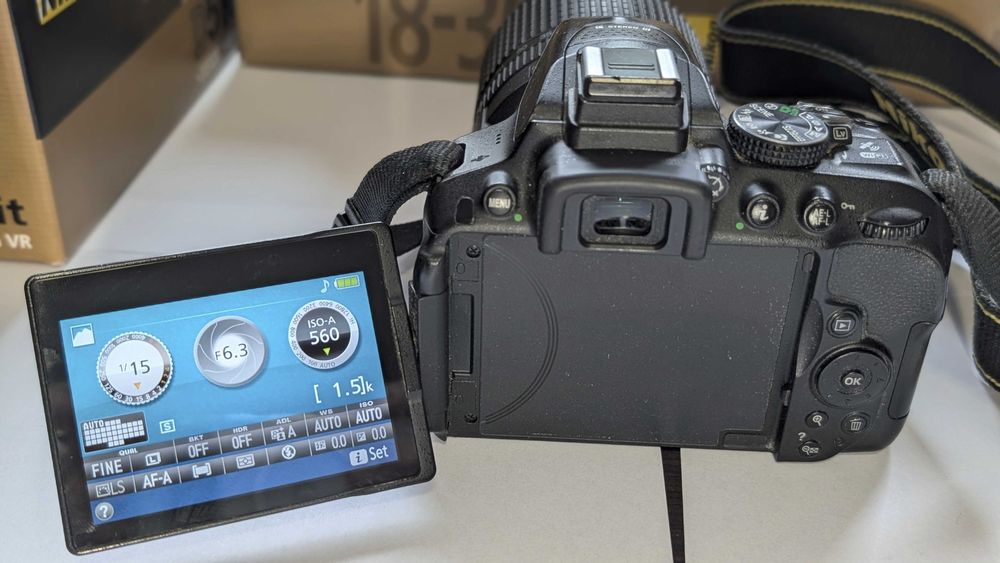 Set aparat foto DSLR Nikon D5300 si 2 obiective Nikon VR