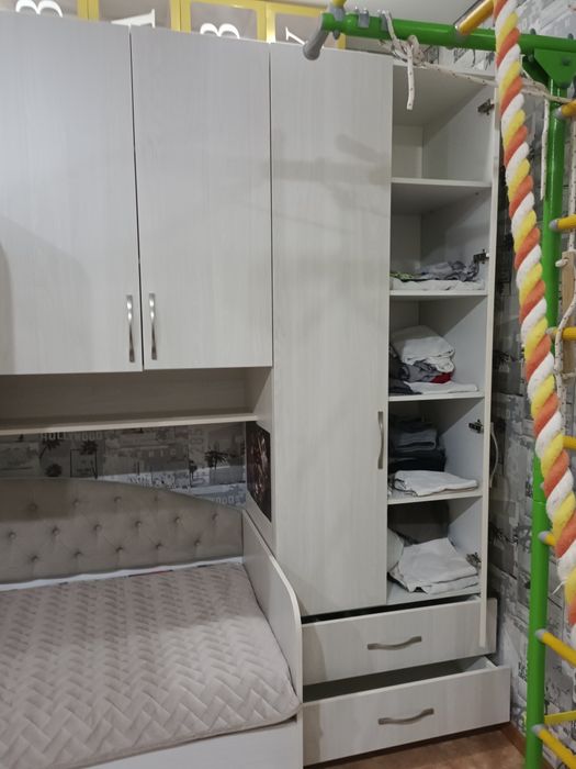 Продам спальный гарнитур в детскую