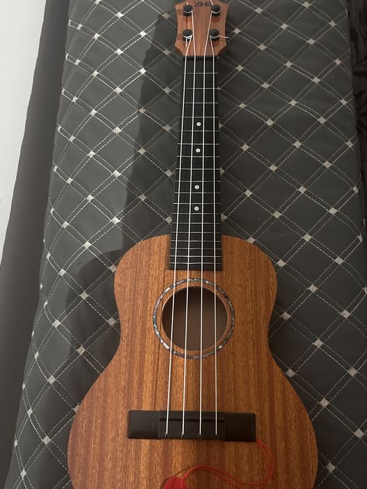 Продам гитару укулеле