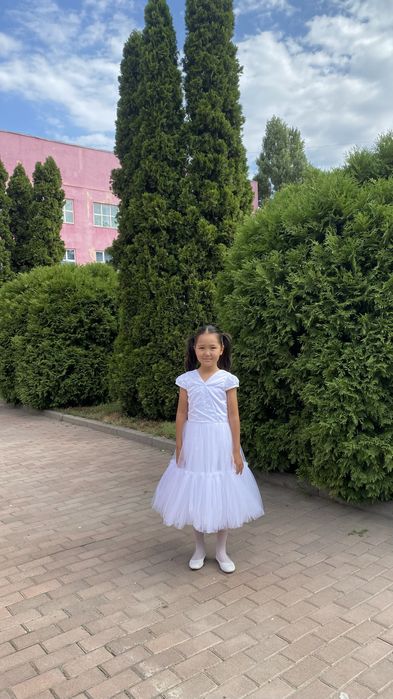 Красивое белое бальное платье для девочек