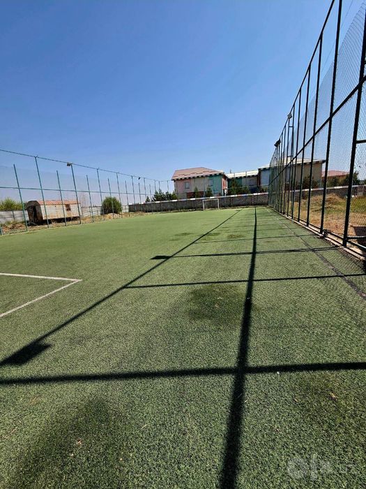 Futbol maydonchasi uchun sun’iy chim va tosiq devor