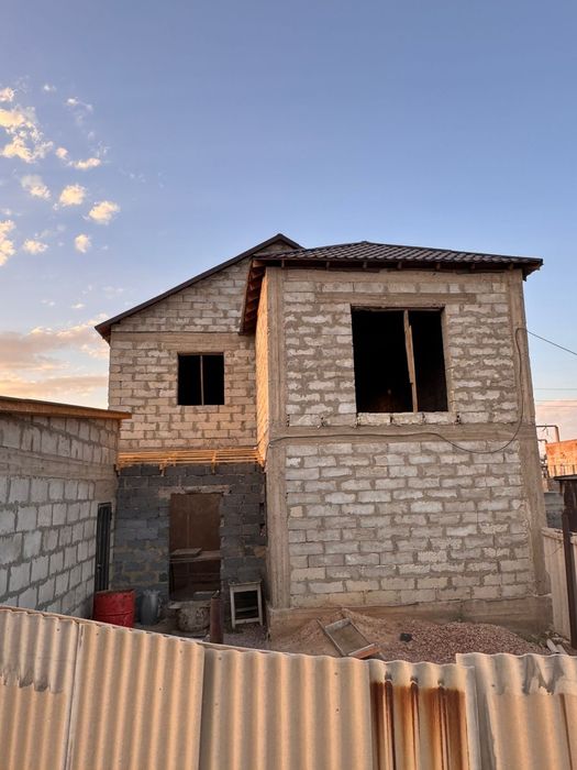 Дом двухэтажный.