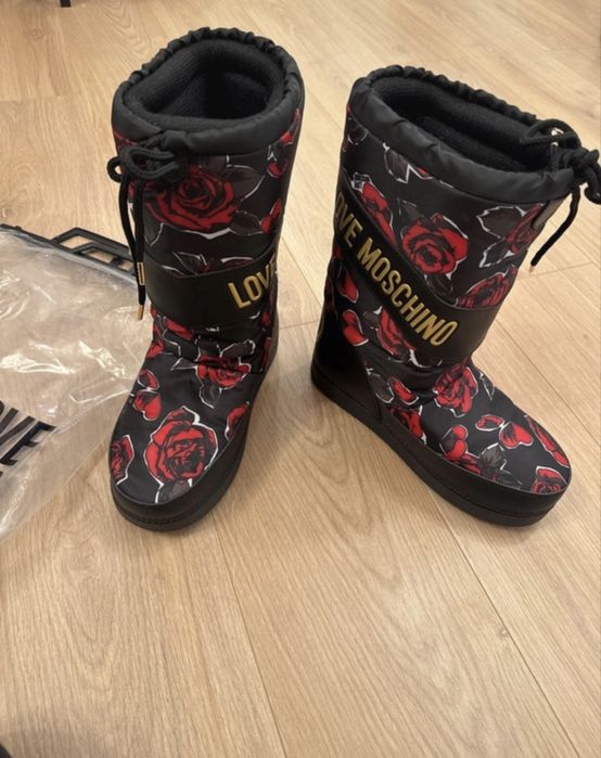 Moon boots Moschino