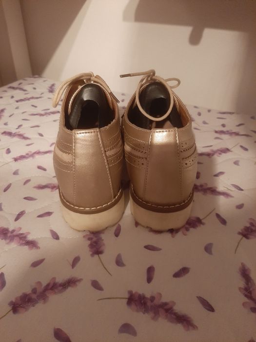 Pantofi  cu șiret de dama aurii