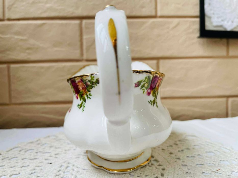 ROYAL ALBERT красива голяма сосиера от Англия